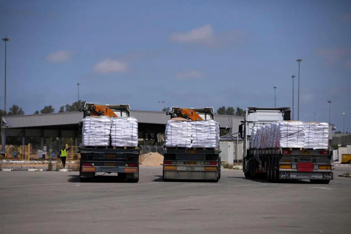 Camiones que transportan ayuda humanitaria para la Franja de Gaza en el paso fronterizo de Kerem Shalom, en el sur de Israel, el 19 de mayo de 2025. (Ohad Zwigenberg/AP)