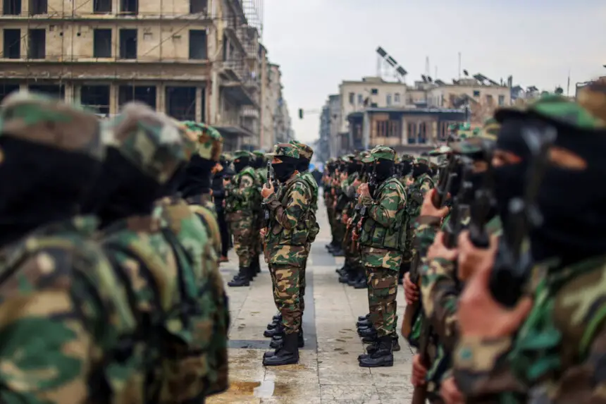 Graduados de las fuerzas de seguridad general de Siria bajo el nuevo gobierno del país asisten a una ceremonia en la ciudad de Alepo, Siria, el 12 de febrero de 2025. (Aaref Watad/AFP a través de Getty Images).