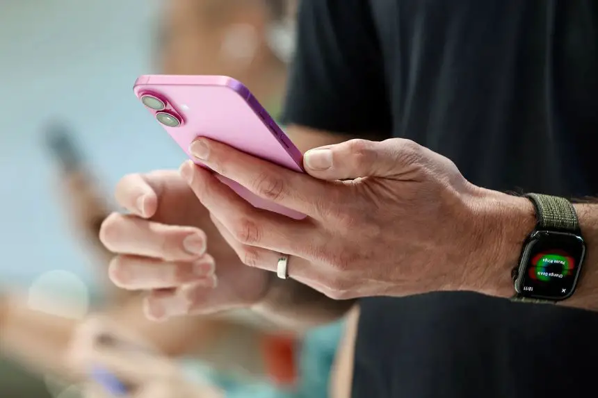 Un asistente inspecciona el nuevo iPhone 16 Pro Max durante un evento en la sede de Apple en Cupertino, California, el 9 de septiembre de 2024. Los expertos advierten del aumento de los ataques de cero clics, ciberataques que comprometen los dispositivos sin ninguna interacción del usuario. (Justin Sullivan/Getty Images)