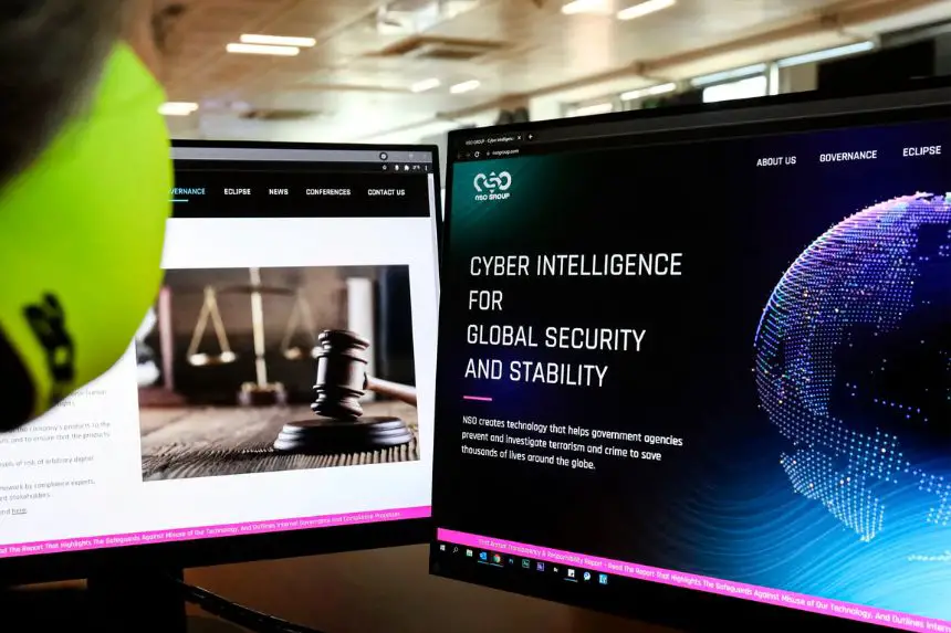Una mujer consulta la página web del software espía Pegasus, fabricado en Israel, en una oficina de Nicosia, Chipre, el 21 de julio de 2021. Pegasus es relacionado con varios ataques internacionales de alto perfil en los últimos años. (Mario Goldman/AFP a través de Getty Images)