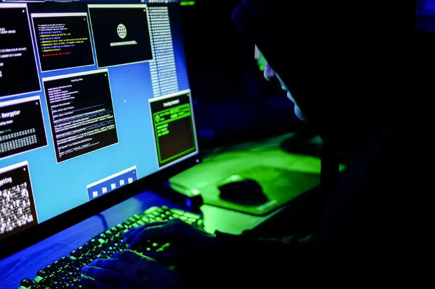 En esta ilustración fotográfica, un hacker escribe en el teclado de un ordenador el 13 de mayo de 2025. (Anna Varavva/The Epoch Times)