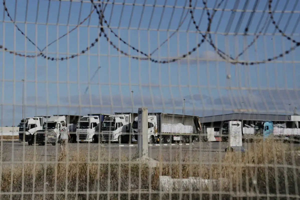Camiones cargados con ayuda humanitaria para la Franja de Gaza en el cruce de Kerem Shalom, en el sur de Israel, el 20 de mayo de 2025. (Maya Alleruzzo/AP)