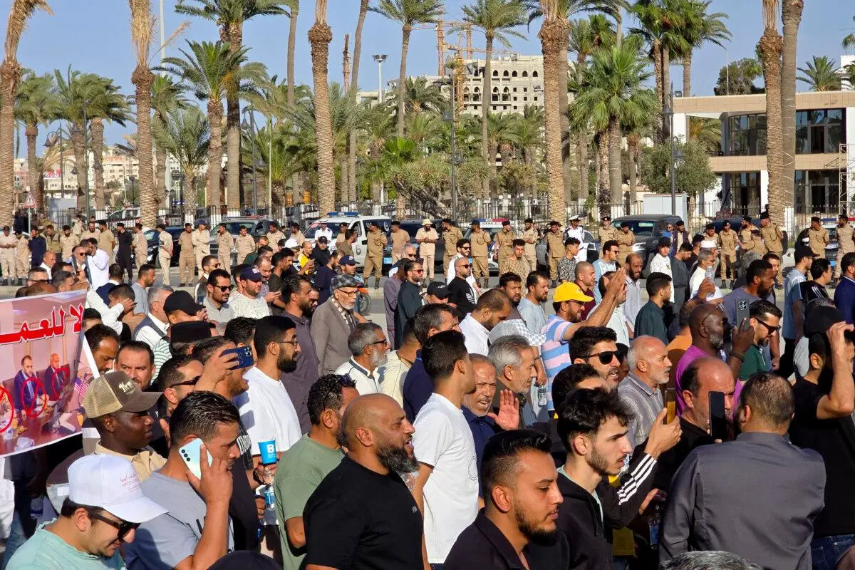 Manifestantes libios se reúnen en la Plaza de los Mártires para pedir la dimisión del Gobierno de unidad nacional, en Trípoli, Libia, el 16 de mayo de 2025. (AFP vía Getty Images)