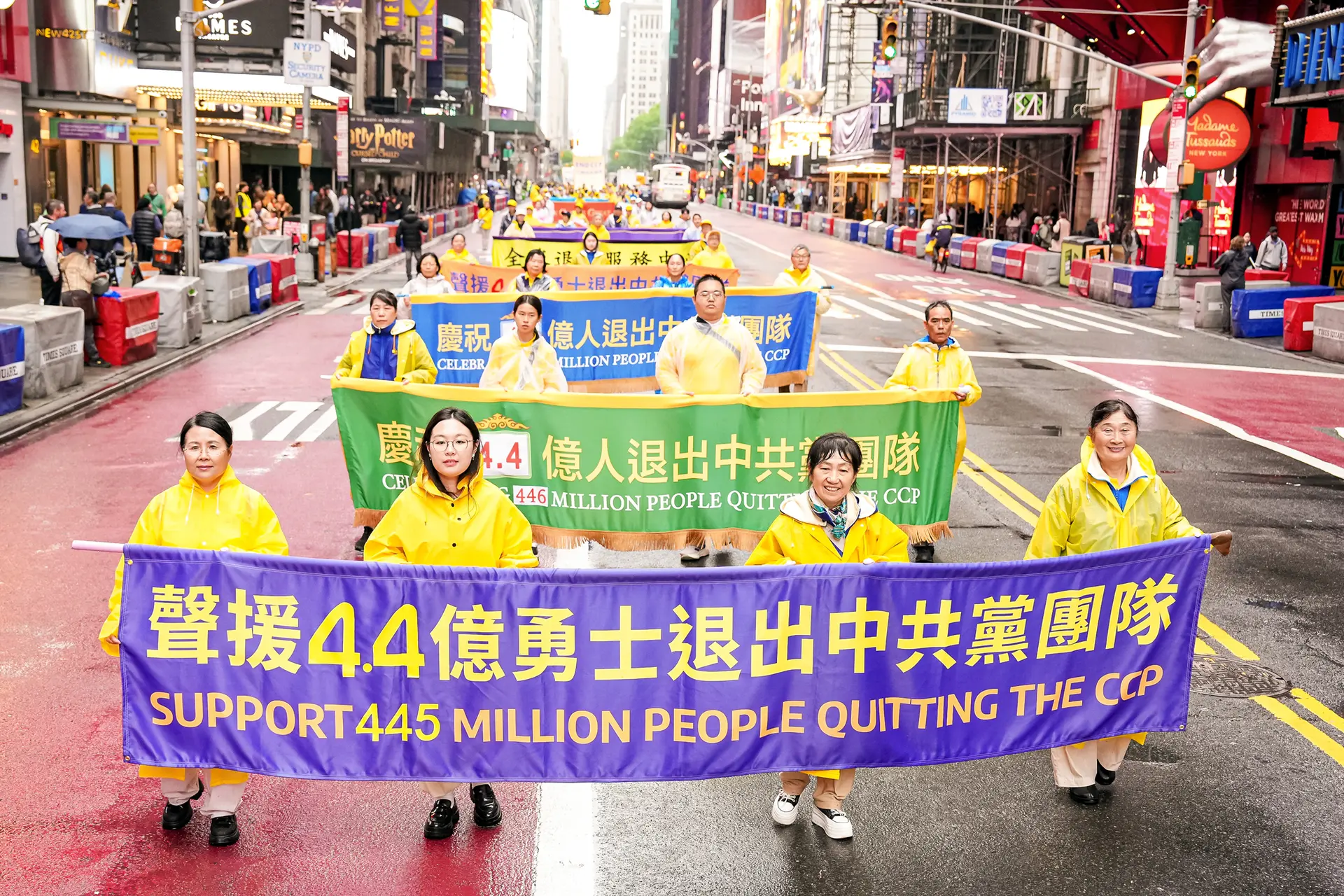 Practicantes de Falun Gong participan en un desfile para celebrar el Día Mundial de Falun Dafa y pedir el fin de la persecución en China, en la ciudad de Nueva York, el 9 de mayo de 2025. El régimen chino ha atacado a Falun Gong en Internet, junto con el movimiento democrático, los defensores de la independencia de Taiwán, los activistas tibetanos y los activistas uigures. (Larry Dye/The Epoch Times).