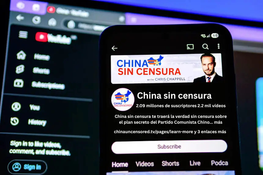 En esta ilustración fotográfica, la pantalla de un teléfono muestra el canal de YouTube China Uncensored el 16 de mayo de 2025. (Oleksii Pydsosonnii/The Epoch Times).