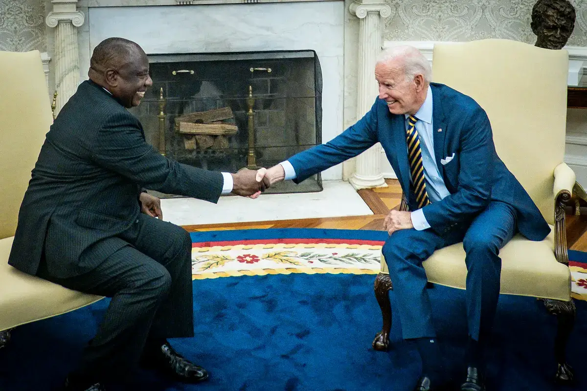 El presidente Joe Biden mantiene una reunión bilateral con el presidente sudafricano Cyril Ramaphosa en el Despacho Oval de la Casa Blanca en Washington, el viernes 16 de septiembre de 2022. (Pete Marovich para The New York Times a través de Getty Images)