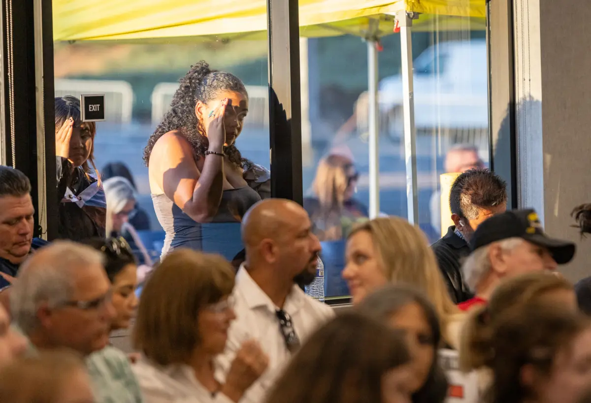 Miembros de la comunidad asisten a una reunión de la junta del Distrito Escolar Unificado del Valle de Temecula en Temecula, California, el 22 de agosto de 2023. (John Fredricks/The Epoch Times).