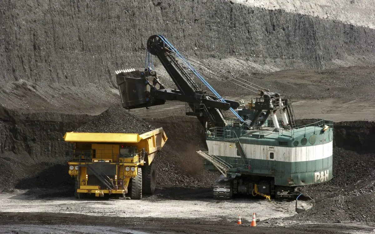 Una pala mecánica carga un camión de transporte en la mina de carbón Spring Creek, cerca de Decker, Montana, el 4 de abril de 2013. (Matthew Brown/AP Photo)