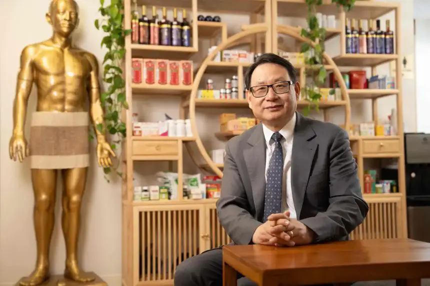 El Dr. Yang está reimaginando el papel del médico, que no solo trata enfermedades, sino que también atiende a los pacientes de manera integral y contribuye a la formulación de políticas públicas. (Samira Bouaou para American Essence)