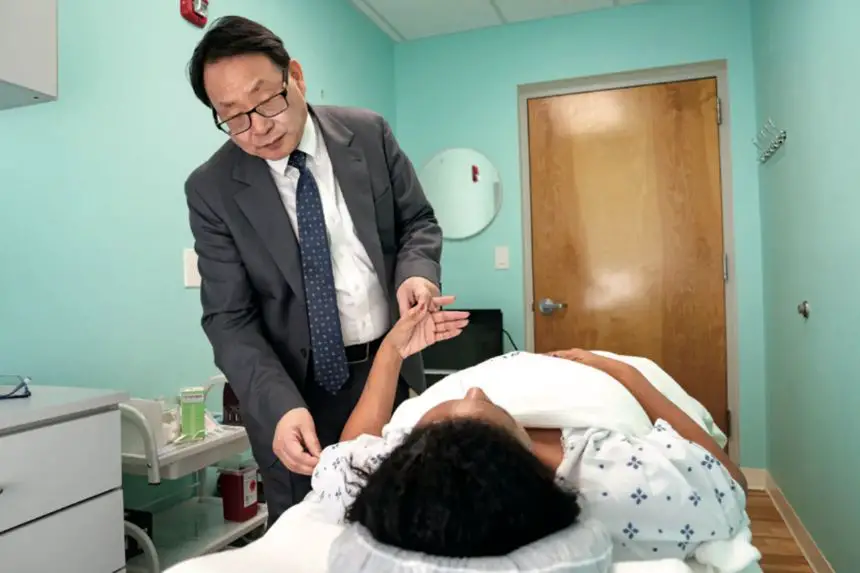 Yang utiliza la acupuntura, uno de los muchos tratamientos integrativos, para tratar a sus pacientes en el Northern Medical Center de Estados Unidos. (Samira Bouaou para American Essence)