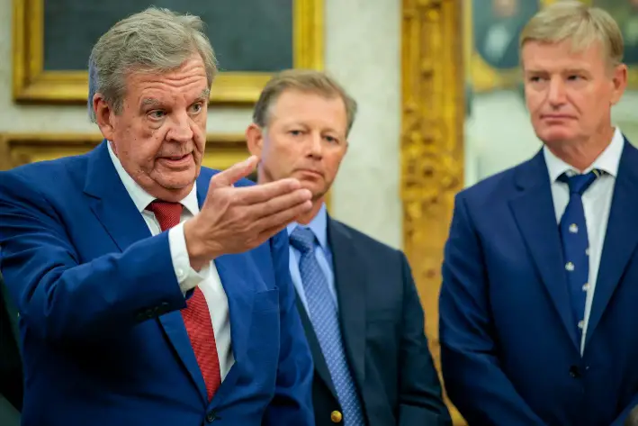 El empresario sudafricano Johann Rupert (izquierda) habla durante una reunión entre el presidente Donald Trump y el presidente sudafricano Cyril Ramaphosa en el Despacho Oval, el 21 de mayo de 2025. Las relaciones entre Estados Unidos y Sudáfrica se han deteriorado desde que Trump emitiera en febrero una orden ejecutiva por la que se suspendía toda la ayuda exterior estadounidense al país y se expulsaba al embajador sudafricano, Ebrahim Rasool. (Chip Somodevilla/Getty Images)