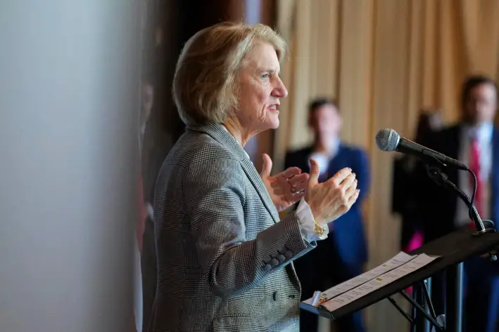 La senadora Shelley Moore Capito (R-W.V.) habla durante un anuncio sobre la política del agua en la sede de la EPA, en Washington, el 18 de febrero de 2025. (Kayla Bartkowski/Getty Images)