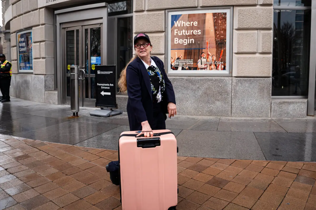 Una empleada federal de USAID con sus pertenencias personales abandona la oficina de USAID en Washington, el 27 de febrero de 2025. (Madalina Vasiliu/The Epoch Times).