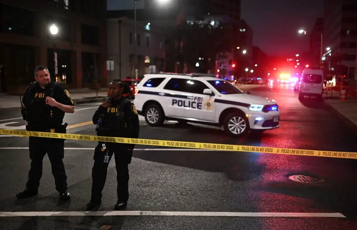 Agentes del FBI acordonan el lugar de los hechos frente al Museo Judío del Capitolio tras un tiroteo que dejó dos muertos en Washington el 21 de mayo de 2025. (Alex Wroblewski/AFP a través de Getty Images)