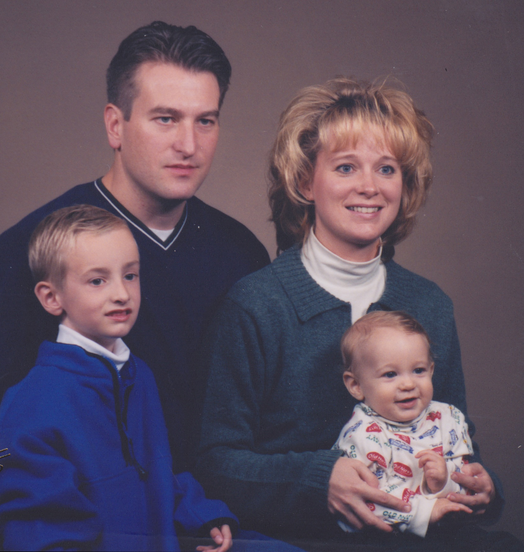 Jeffery C. Olsen con Tamara y sus dos hijos. Tamara y el bebé Griffin fallecieron en el accidente de coche en 1997. (Cortesía de <a href="https://www.envoypublishing.com/" target="_blank" rel="noopener">Jeffery C. Olsen</a>)