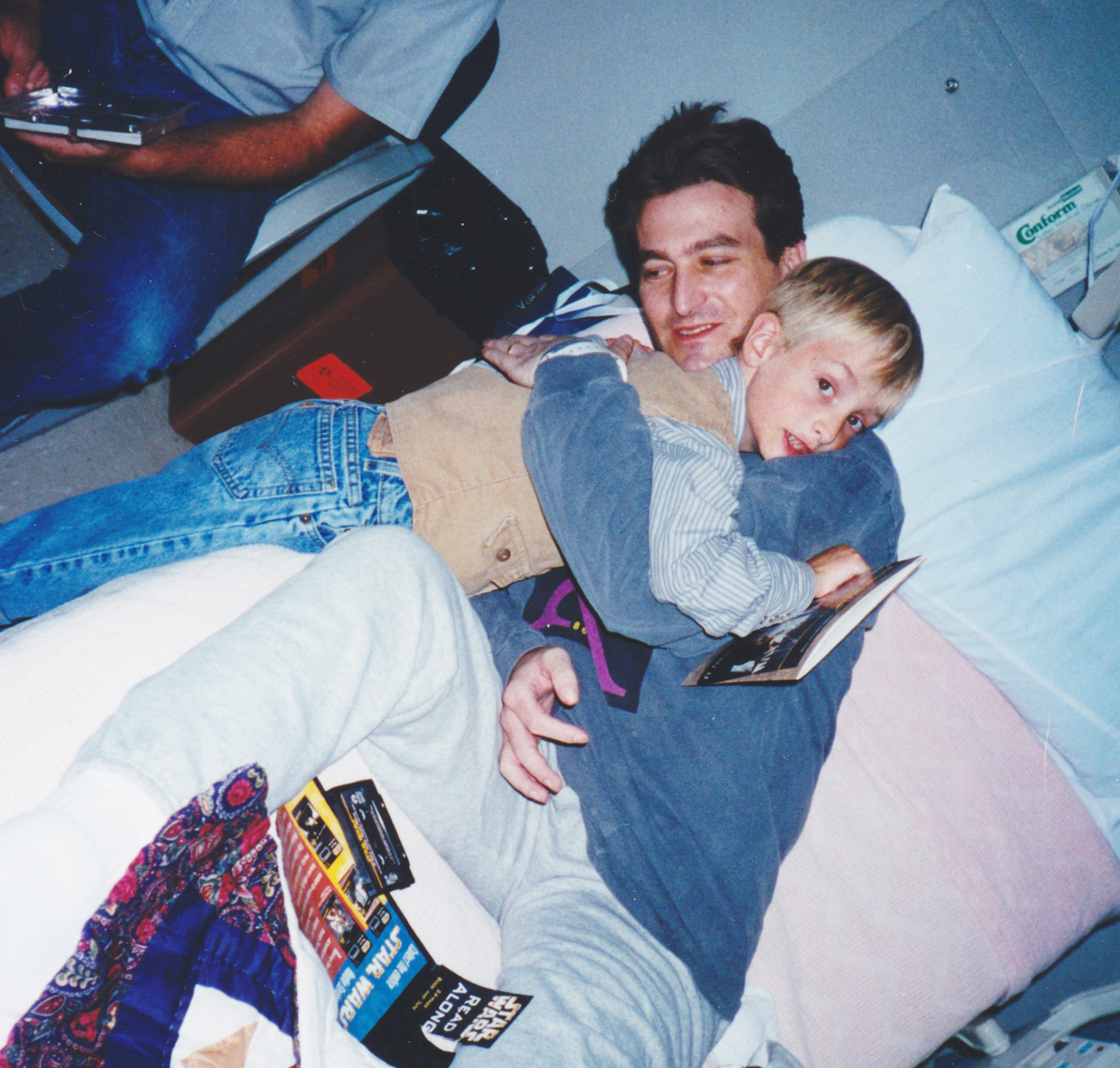 Jeffery y Spencer en el hospital. (Cortesía de <a href="https://www.envoypublishing.com/" target="_blank" rel="noopener">Jeffery C. Olsen</a>)