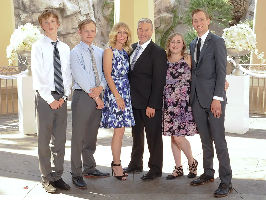 La foto de la familia Olsen de 2016. (Cortesía de <a href="https://www.envoypublishing.com/" target="_blank" rel="noopener">Jeffery C. Olsen</a>)