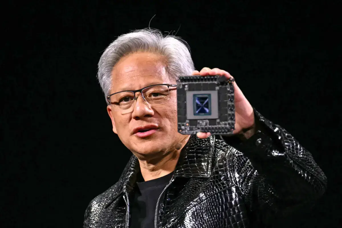 El director ejecutivo de Nvidia, Jensen Huang, pronuncia un discurso en la Feria de Electrónica de Consumo (CES) en Las Vegas, Nevada, el 6 de enero de 2025. (Patrick T. Fallon/AFP a través de Getty Images)