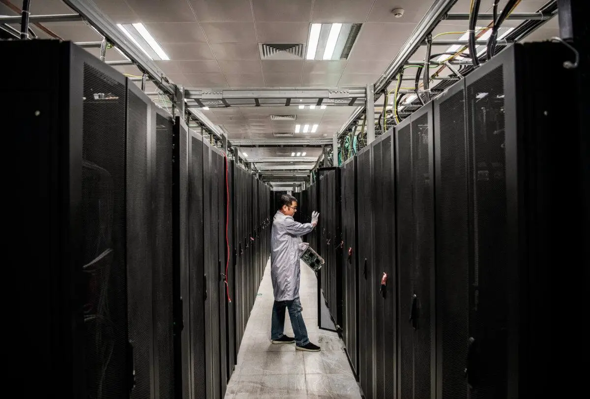 Un ingeniero abre la puerta de una unidad de servidores durante una visita organizada al Laboratorio de Ciberseguridad de Huawei en Dongguan, provincia de Guangdong (China), el 25 de abril de 2019. Dado que la ley del Partido Comunista Chino establece que la información es un recurso nacional, los datos más personales de los estadounidenses que se transfieren a un servidor en China se envían directamente al régimen. (Kevin Frayer/Getty Images)