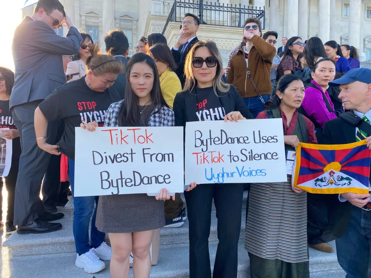 Manifestantes prouigures piden la aprobación de la ley de desinversión de TikTok en las escaleras del Capitolio de Estados Unidos en Washington el 12 de marzo de 2024. (Joseph Lord/The Epoch Times)