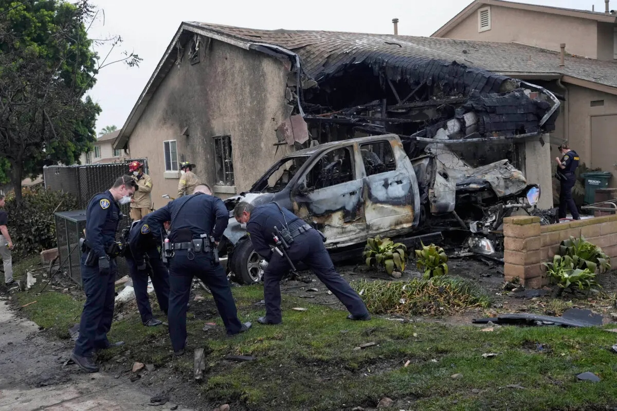 Las autoridades trabajan en el lugar donde un pequeño avión se estrelló en un barrio de San Diego el 22 de mayo de 2025. (Gregory Bull/AP Photo)