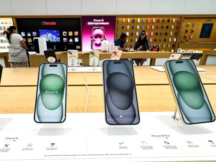 iPhones de Apple expuestos en una tienda de Washington, el 8 de abril de 2025. (Roberto Schmidt/AFP a través de Getty Images)