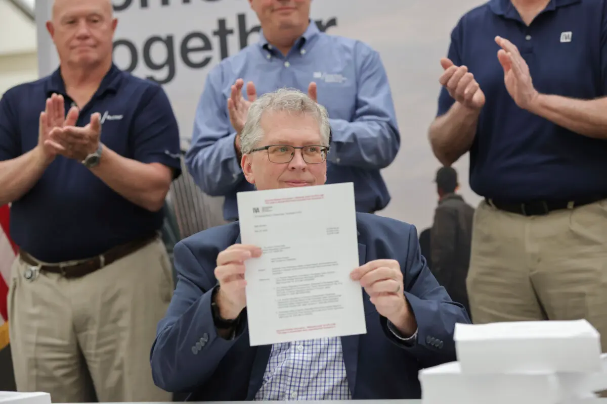 Scott Hunnewell, vicepresidente del Nuevo Programa Nuclear de la Autoridad del Valle del Tennessee, firma la solicitud del permiso de construcción para un reactor modular pequeño el 19 de mayo de 2025 en Chattanooga, Tennessee. (Autoridad del Valle del Tennessee a través de AP).
