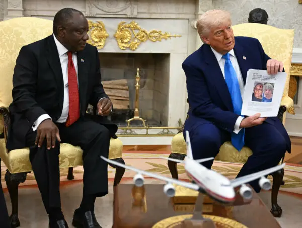 <em>El presidente Donald Trump sostiene una foto durante su reunión con el presidente sudafricano Cyril Ramaphosa en el Despacho Oval, el 21 de mayo de 2025. (Jim Watson/AFP a través de Getty Images)</em>