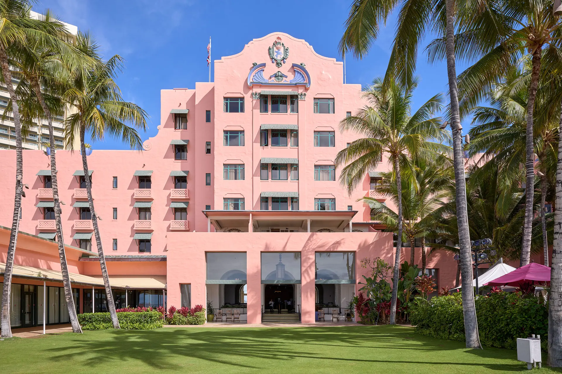 El Royal Hawaiian Hotel, un lujoso hotel frente al mar en Honolulu, en la isla de Oahu, Hawai. (Fuente: Frank Schulenburg, CC BY-SA 4.0)