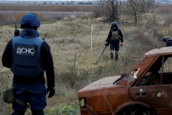 <em>Los agricultores alemanes Tim Nandelstädt (centro) y Torben Reelfs (derecha) inspeccionan el campo de su granja en Derzhiv, raión de Stryi, óblast de Lviv, en el oeste de Ucrania, el 23 de marzo de 2022. Tim Nandelstaedt/AFP a través de Getty Images</em>