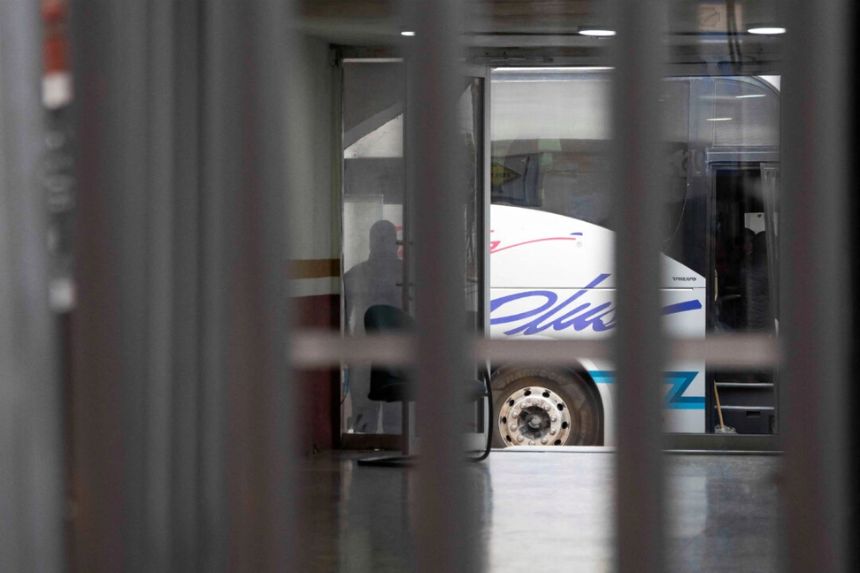 Un agente de la ley vigila un autobús utilizado para transportar a deportados de Estados Unidos a Nogales, Sonora (México), el 24 de enero de 2025. (Rebecca Noble/Foto de archivo/Reuters)