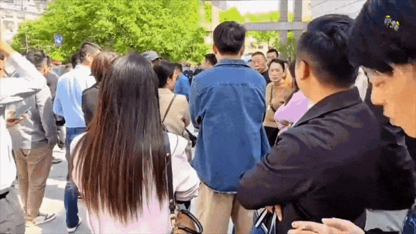 Concesionarios de toda China se reúnen por séptimo día consecutivo en la fábrica de Neta Auto para exigir a la empresa que cumpla con sus responsabilidades corporativas en Tongxiang, provincia de Zhejiang, el 14 de abril. Desde el tercer trimestre de 2024, la principal base de producción de Neta Auto ha sido cerrada, lo que ha dejado a los concesionarios sin vehículos para entregar durante siete meses y enfrentándose a una escasez de piezas para el servicio posventa. Los rumores sugieren que el director ejecutivo, Zhang Yong, ha huido al Reino Unido, mientras que los internautas afirman que los empleados solo han recibido la mitad de su salario durante seis meses. (Captura de pantalla vía The Epoch Times, cortesía de yesterdayprotests.com)