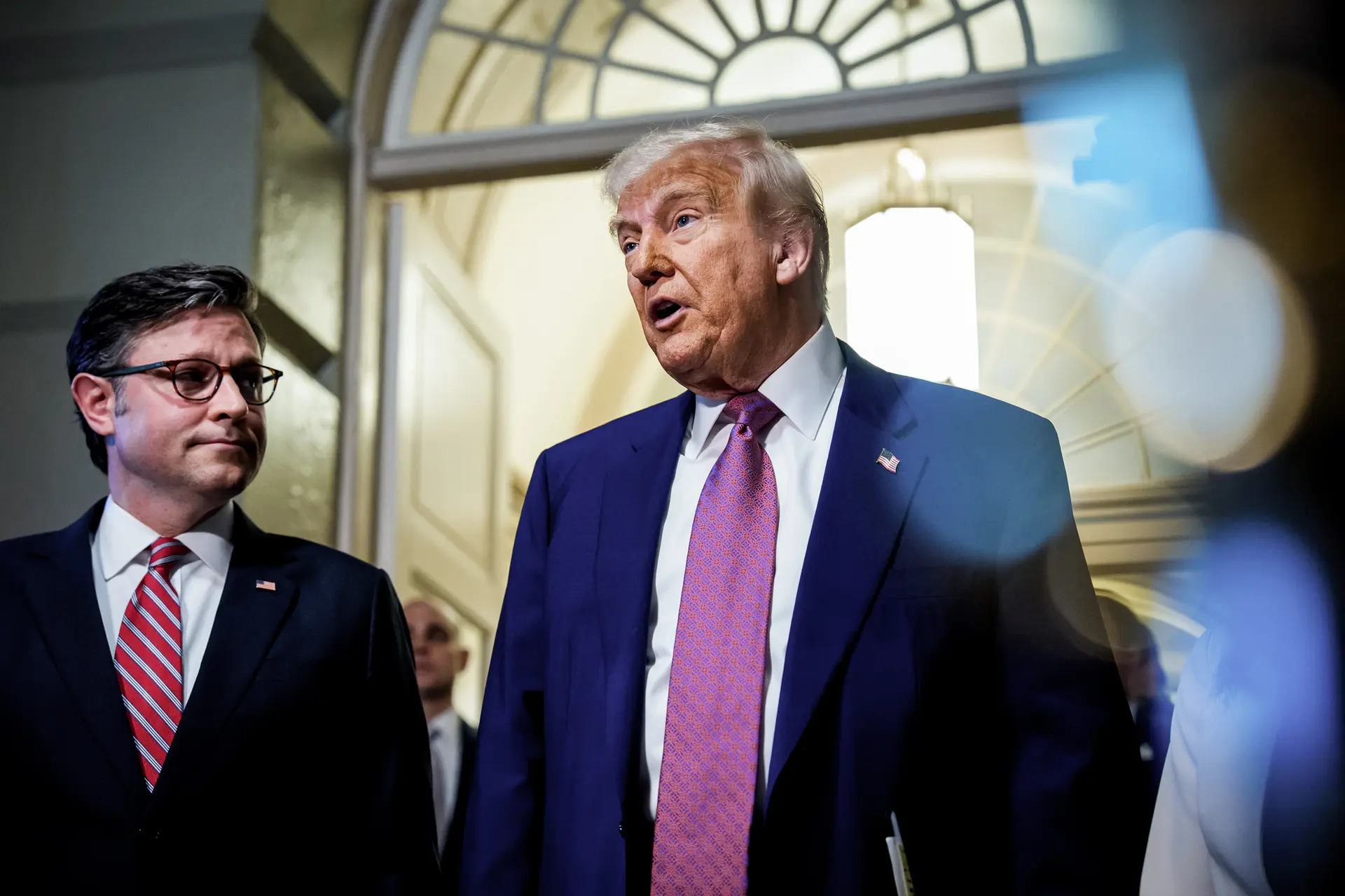 El presidente Donald Trump, acompañado por el presidente de la Cámara de Representantes, Mike Johnson (R-La.), habla con los medios de comunicación a su llegada a una reunión de los republicanos de la Cámara de Representantes en el Capitolio de Estados Unidos el 20 de mayo de 2025. (Andrew Harnik/Getty Images)