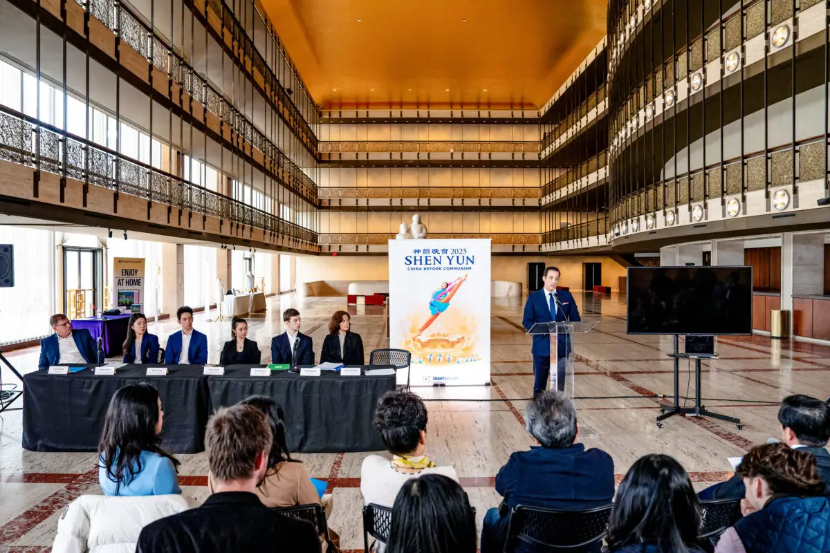 La presentadora de Shen Yun, Leeshai Lemish, habla en una conferencia de prensa en la que se destacan las actividades de represión transnacional del Partido Comunista Chino contra la compañía, celebrada en el Lincoln Center de la ciudad de Nueva York el 26 de marzo de 2025. (Samira Bouaou/The Epoch Times).