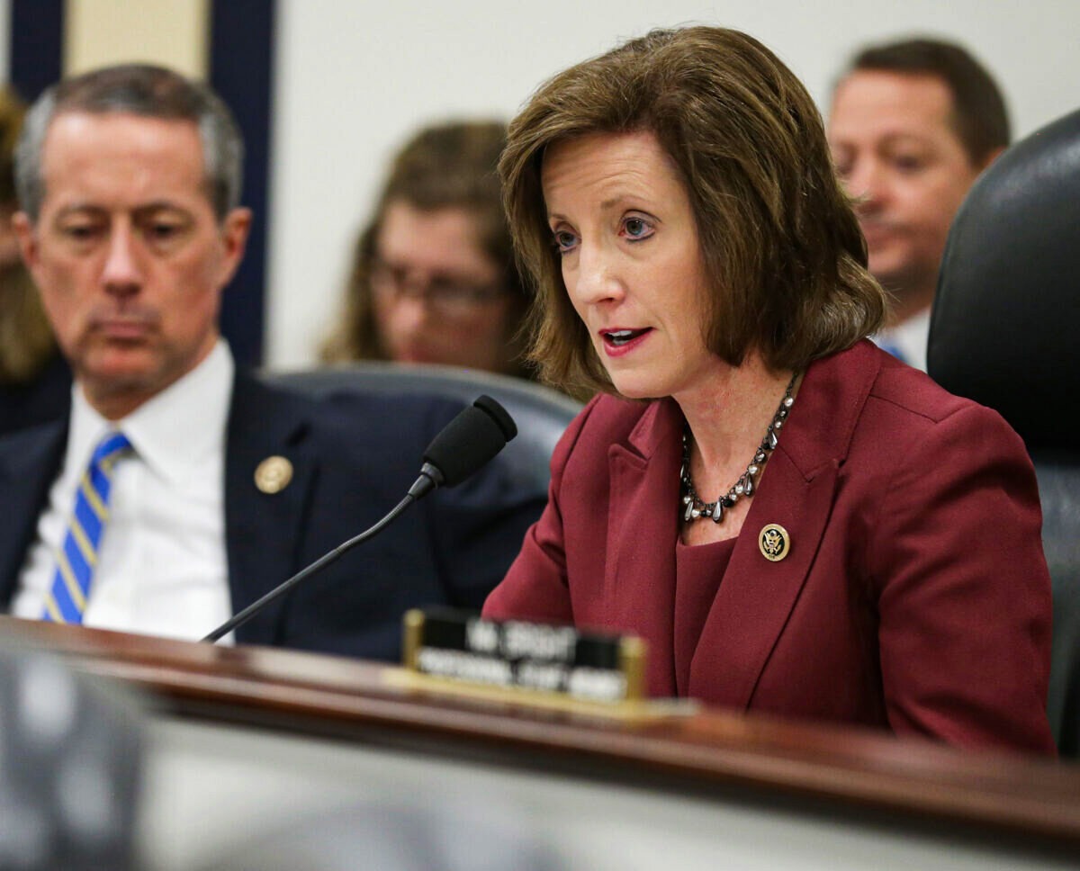 La presidenta del Subcomité de Supervisión e Investigaciones del Comité de Servicios Armados de la Cámara de Representantes, Vicky Hartzler (R-MO), pronuncia unas palabras durante una audiencia en el edificio Rayburn House Office Building, en el Capitolio, el 12 de febrero de 2015. (Chip Somodevilla/Getty Images).