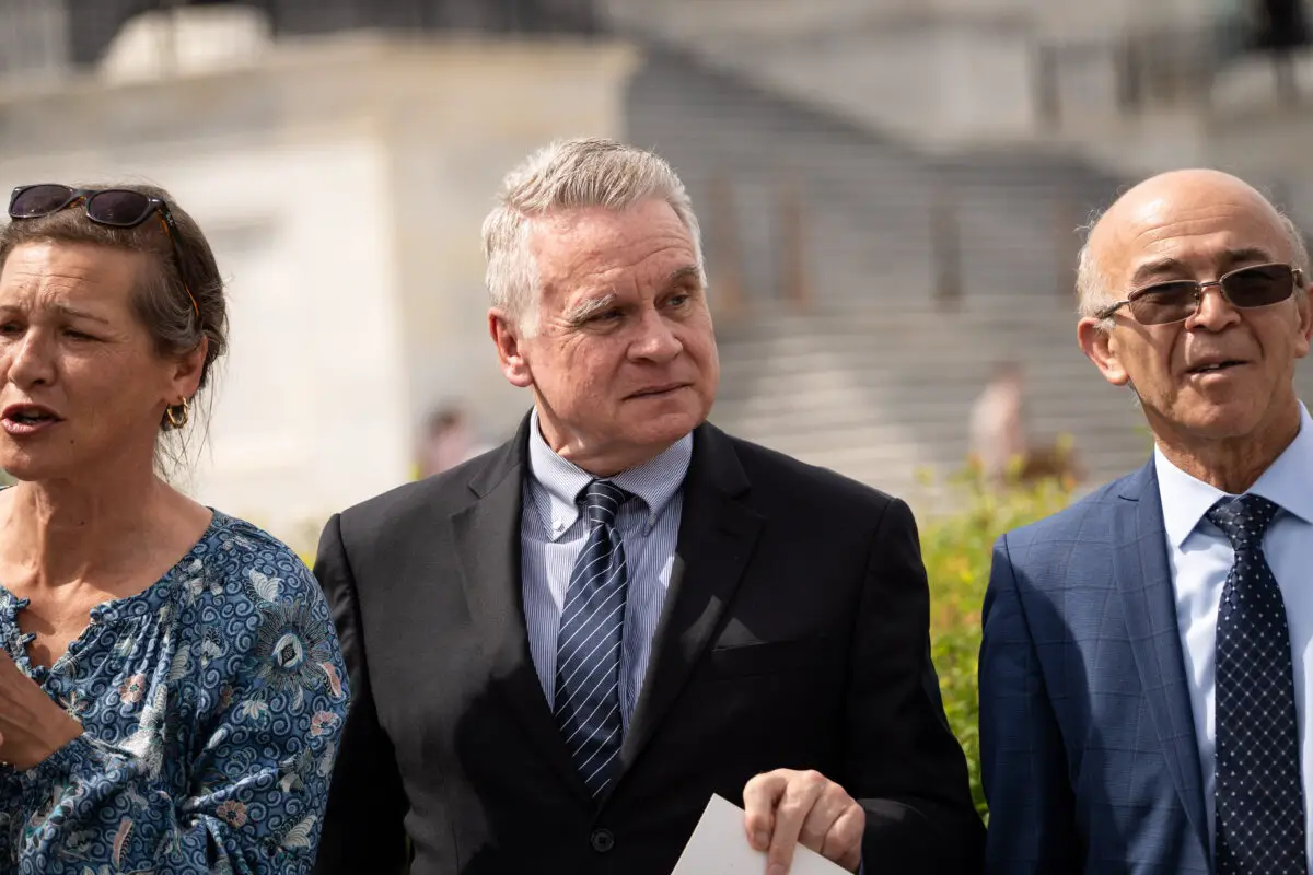 El representante Chris Smith (R-NJ), copresidente de la Comisión Ejecutiva del Congreso sobre China, escucha durante una rueda de prensa sobre la Ley para Detener la Extracción Forzada de Órganos aprobada por la Cámara de Representantes en el Capitolio el 7 de mayo de 2025. (Madalina Vasiliu/The Epoch Times).