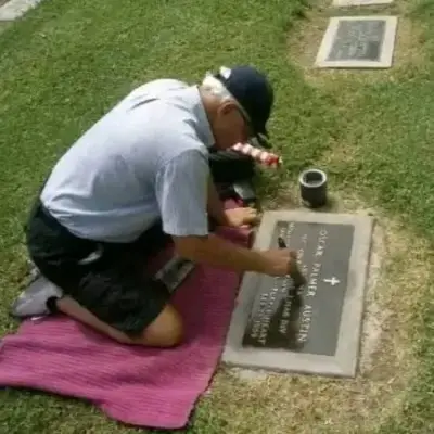 Tom Pawlak, de Arizona, inició Mission Restore Bronze Markers en 2014 como una iniciativa individual que ha crecido hasta contar con miles de voluntarios en todo el país. (Cortesía de Tom Pawlak)