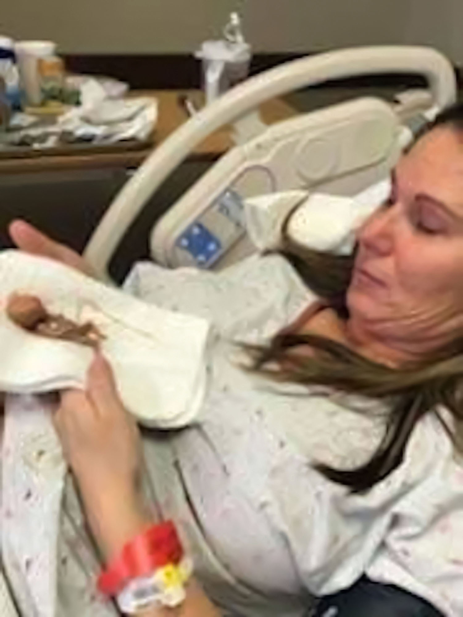 Sharran con el bebé Miran en el hospital. (Cortesía de <a href="https://www.facebook.com/MiransPurpose" target="_blank" rel="noopener">Mirans Purpose</a>)