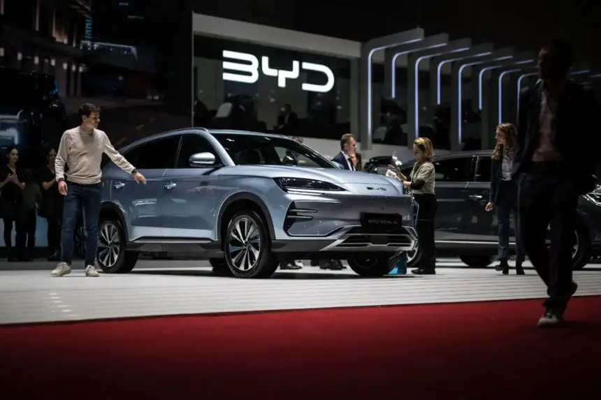 Un modelo BYD Seal U en el stand del fabricante chino de automóviles en el Salón Internacional del Automóvil de Ginebra, el 27 de febrero de 2024. (Fabrice Coffirini/AFP)