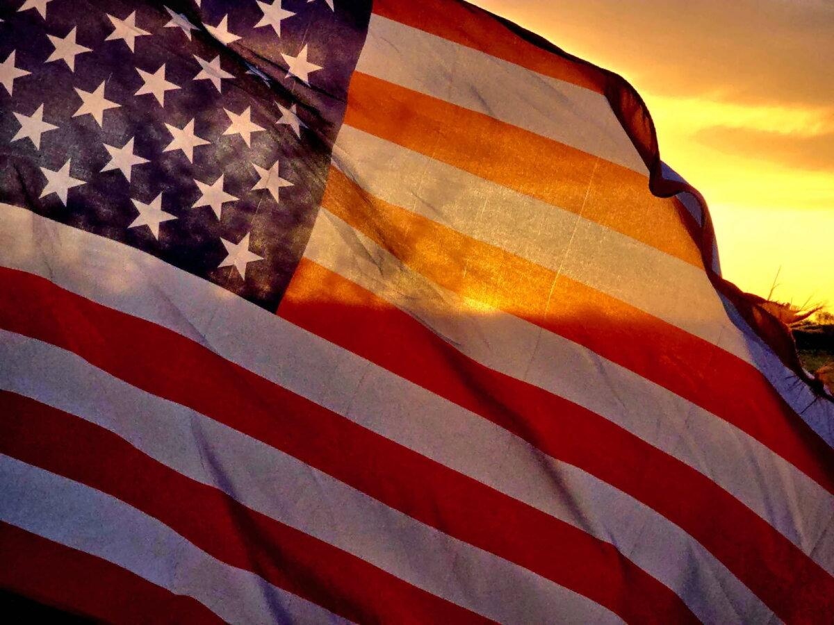 Una bandera estadounidense al atardecer en Springerville, Arizona, el 25 de mayo de 2025. (Allan Stein/The Epoch Times)