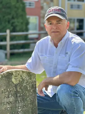 Robert Trae Zipperer, fundador de VeteranGraves.com, lanzó una iniciativa voluntaria para limpiar lápidas en todo el país en 2019. (Cortesía de Robert Zipperer)