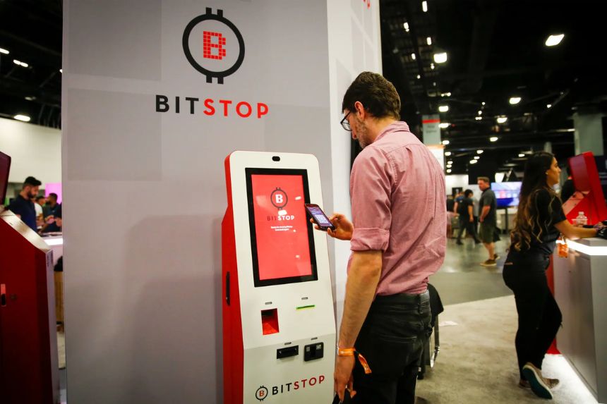 Un hombre compra bitcoins en un cajero automático Bitstop en la sala de exposiciones durante la Conferencia Bitcoin 2022 en Miami, el 7 de abril de 2022. (Marco Bello/Getty Images)