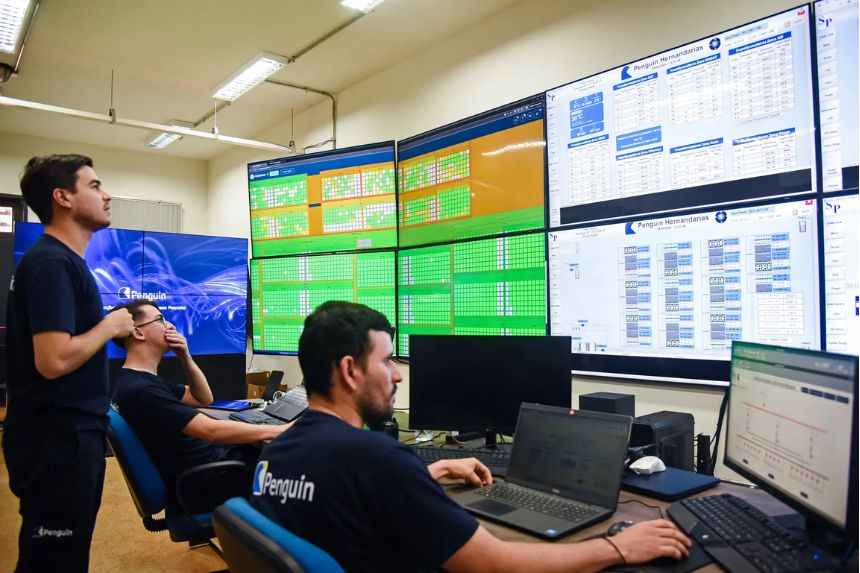 Técnicos de una planta de minería de criptomonedas trabajan en el centro de operaciones de la red en Hernandarias, Paraguay, el 2 de agosto de 2024. (Daniel Duarte/AFP a través de Getty Images)
