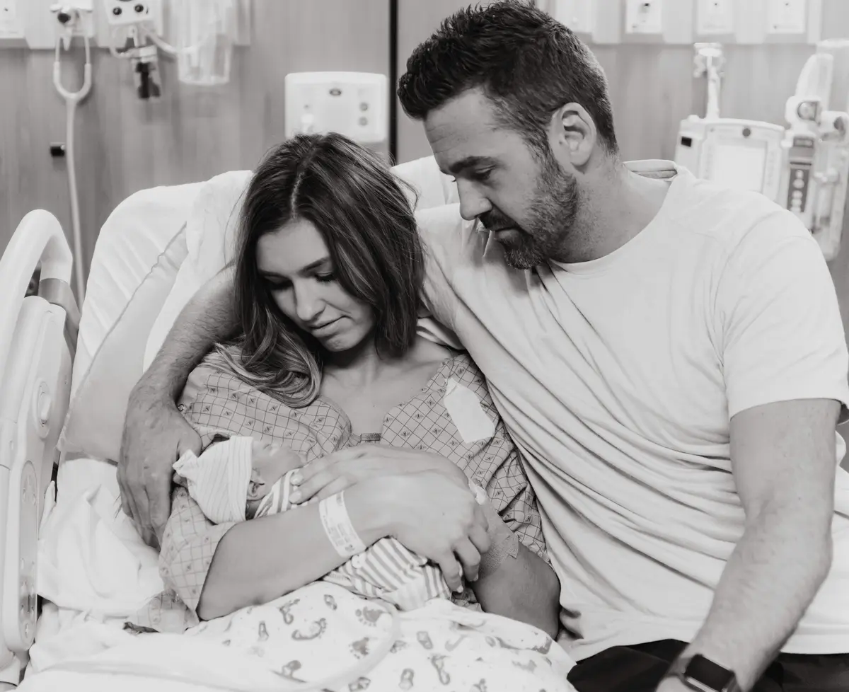 Madysen y Darin Wilcox dicen que sostener a Charlie por primera vez fue "muy surrealista", ya que habían esperado ese momento durante todo el embarazo. (Cortesía de The Beautiful Birth LLC)