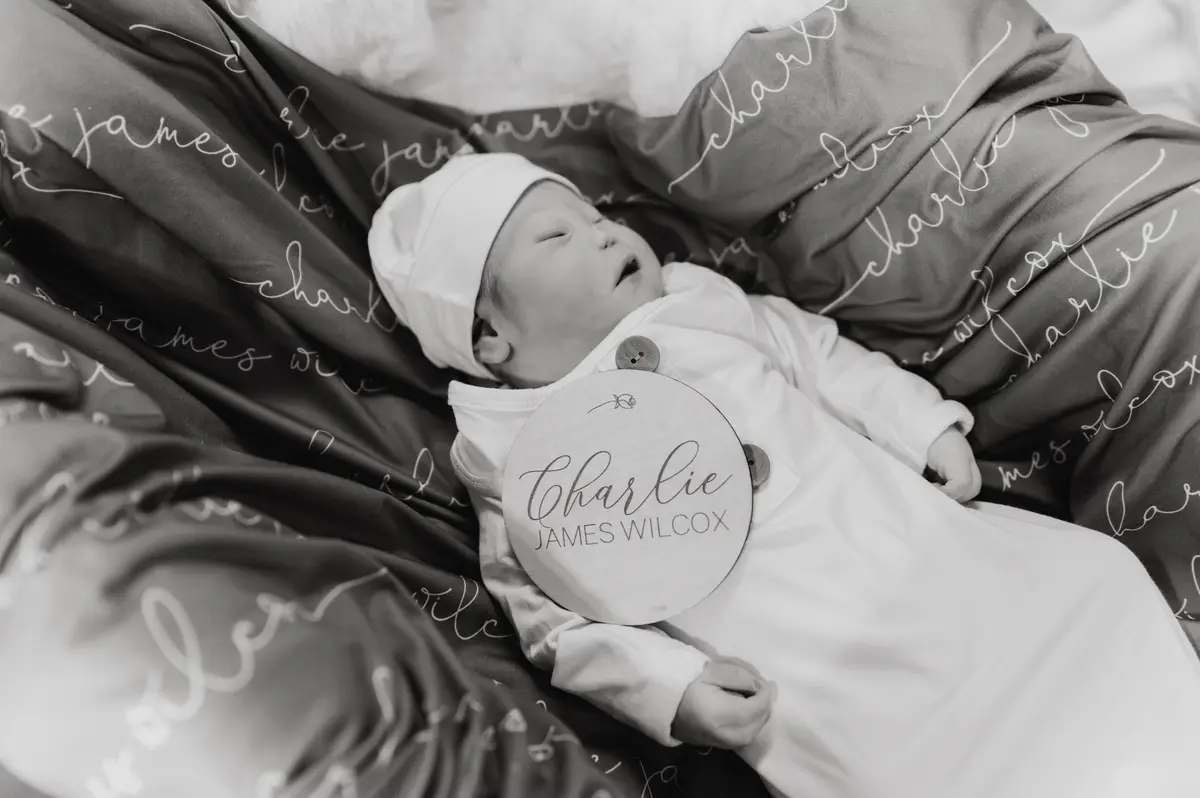 El bebé Charlie nació el 5 de octubre de 2024 y falleció 41 minutos después, abrazado por sus padres. (Cortesía de The Beautiful Birth LLC)