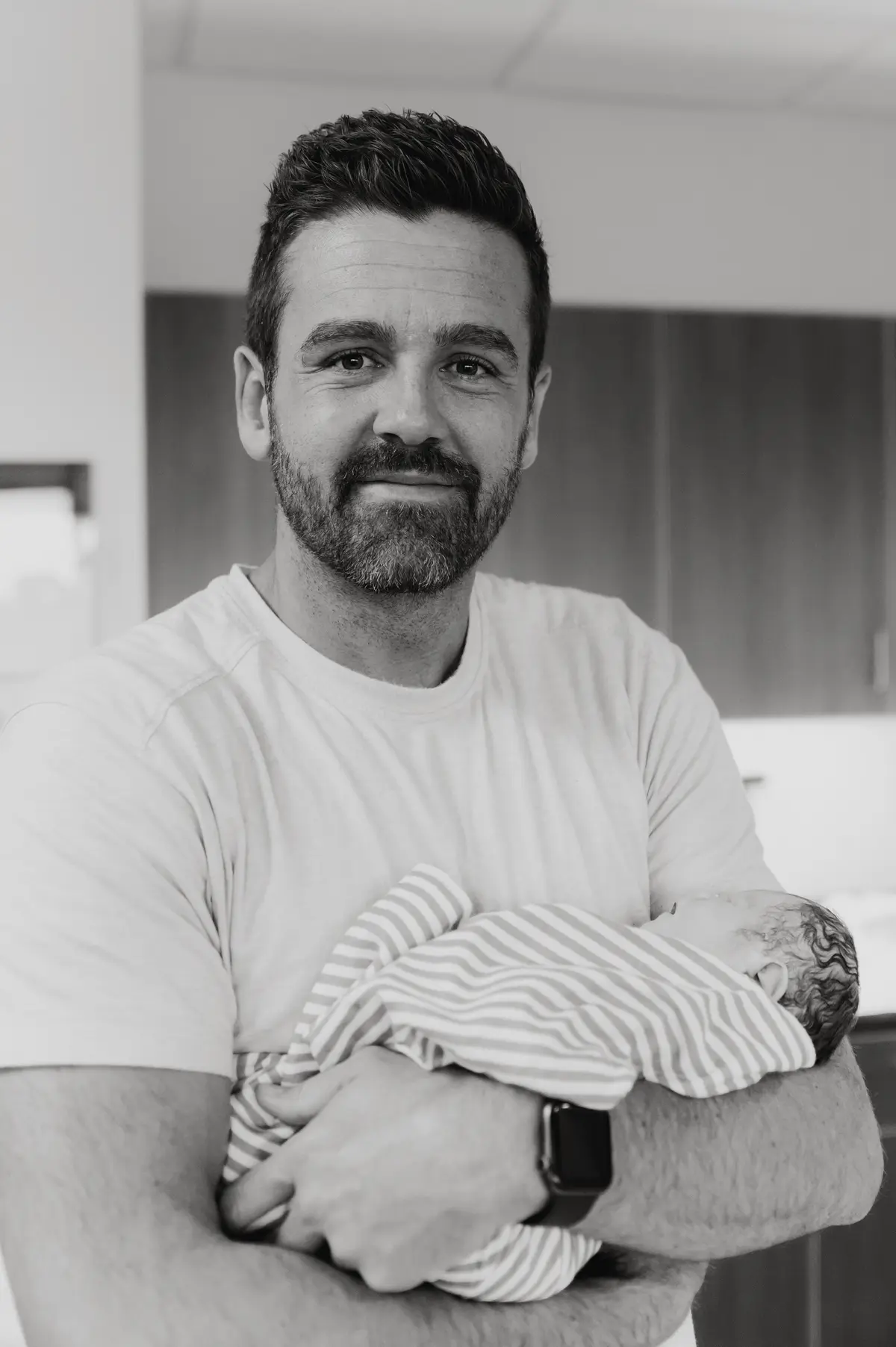 Darin Wilcox con su hijo Charlie en brazos. (Cortesía de The Beautiful Birth LLC)