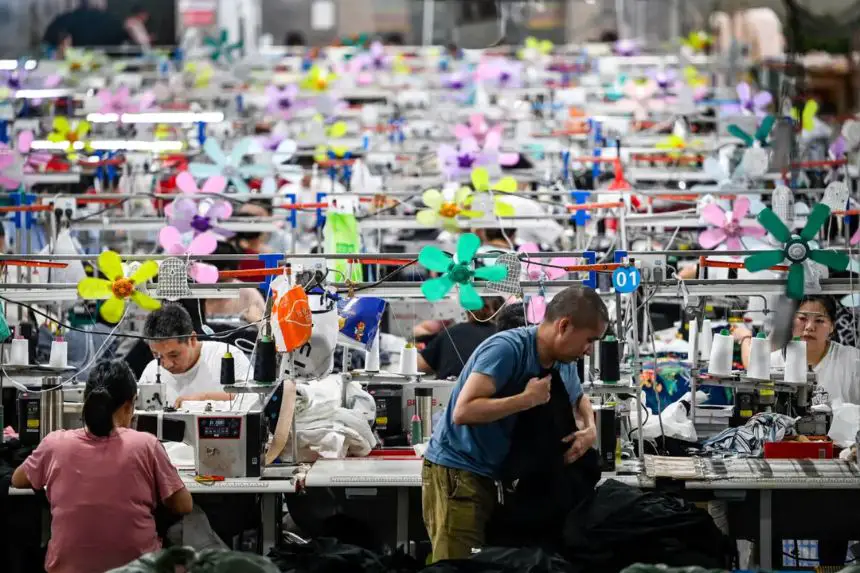 Trabajadores producen prendas en una fábrica textil que suministra ropa a la empresa de comercio electrónico de moda rápida Shein en Guangzhou, en la provincia de Guangdong, China, el 11 de junio de 2024. (Jade Gao/AFP a través de Getty Images)