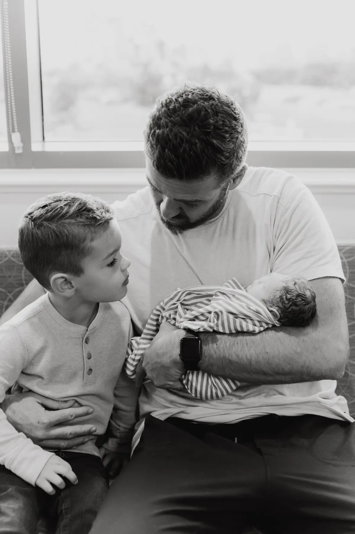 Harvey con su padre y su hermanito. (Cortesía de The Beautiful Birth LLC)
