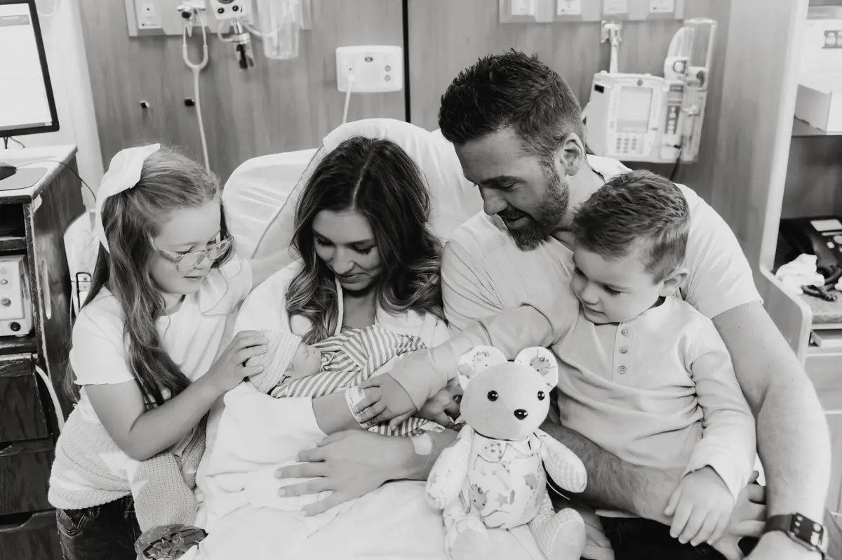 La familia Wilcox con el bebé Charlie. (Cortesía de The Beautiful Birth LLC)