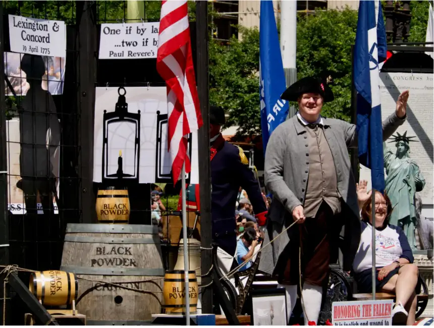 Carrozas que representan figuras históricas en el Desfile Nacional del Día de los Caídos en Washington el 26 de mayo de 2025. (Travis Gillmore/The Epoch Times)